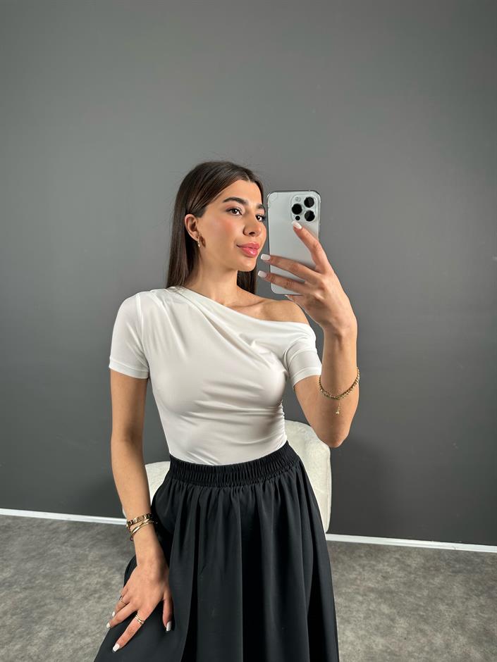 Beyaz Degaje Omuz Düşük Bluz 