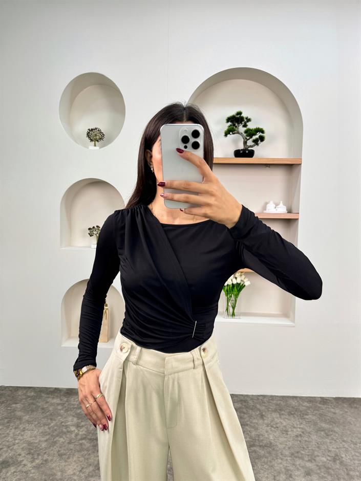Bri Siyah Belden Büzgü Detaylı Bluz
