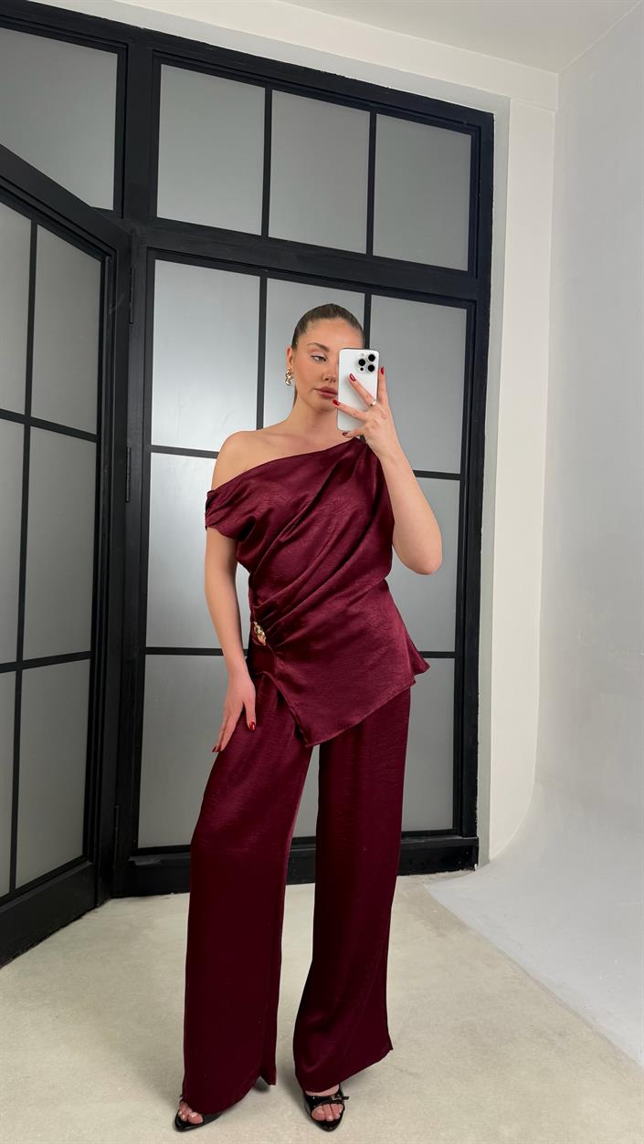 Bordo Gold Toka Detaylı Asimetrik Kesim Bluz Beli Lastikli Pantolon İkili Saten Takım GAUS-01252
