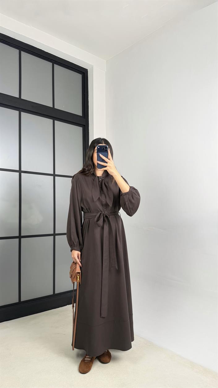 Acı Kahve Fular Detaylı Kuşaklı İthal Kumaş Maxi Boy Elbise GAUS-01155
