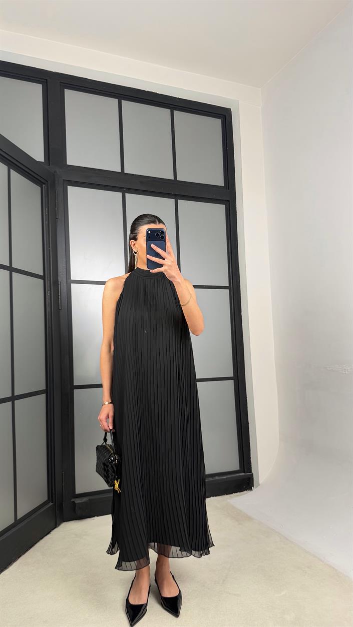 Siyah Boyundan Bağlamalı Astarlı Pileli Tasarım Elbise GAUS-01363