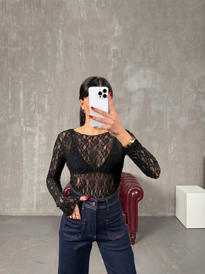 بلوزة شفافة لون أسود بتفاصيل دانتيل تول