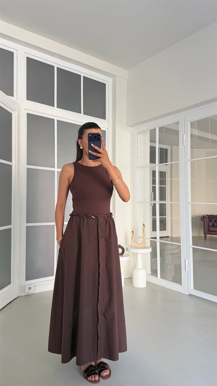 Kahve Sıfır Kol Paraşüt Kumaş Detaylı Beli Lastikli Elbise GAUS-01677