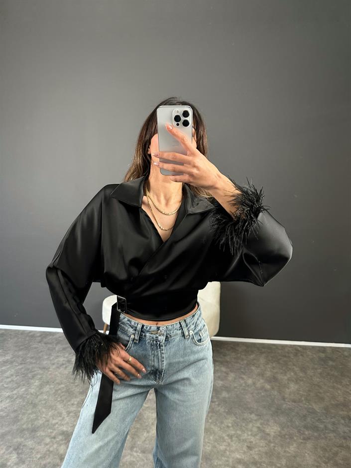 Siyah Kolları Tüylü Saten Bluz