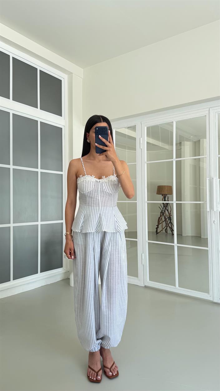 Beyaz Ayarlanabilir Askılı Pedli Crop Beli Lastikli Pantolon Çizgili Takım GAUS-01654