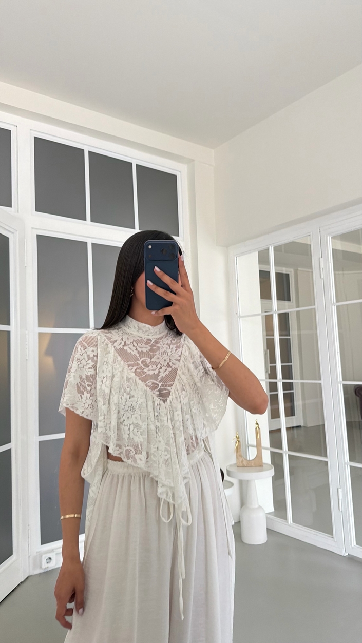 Beyaz Fırfır Detaylı Crop Bluz GAUS-01741