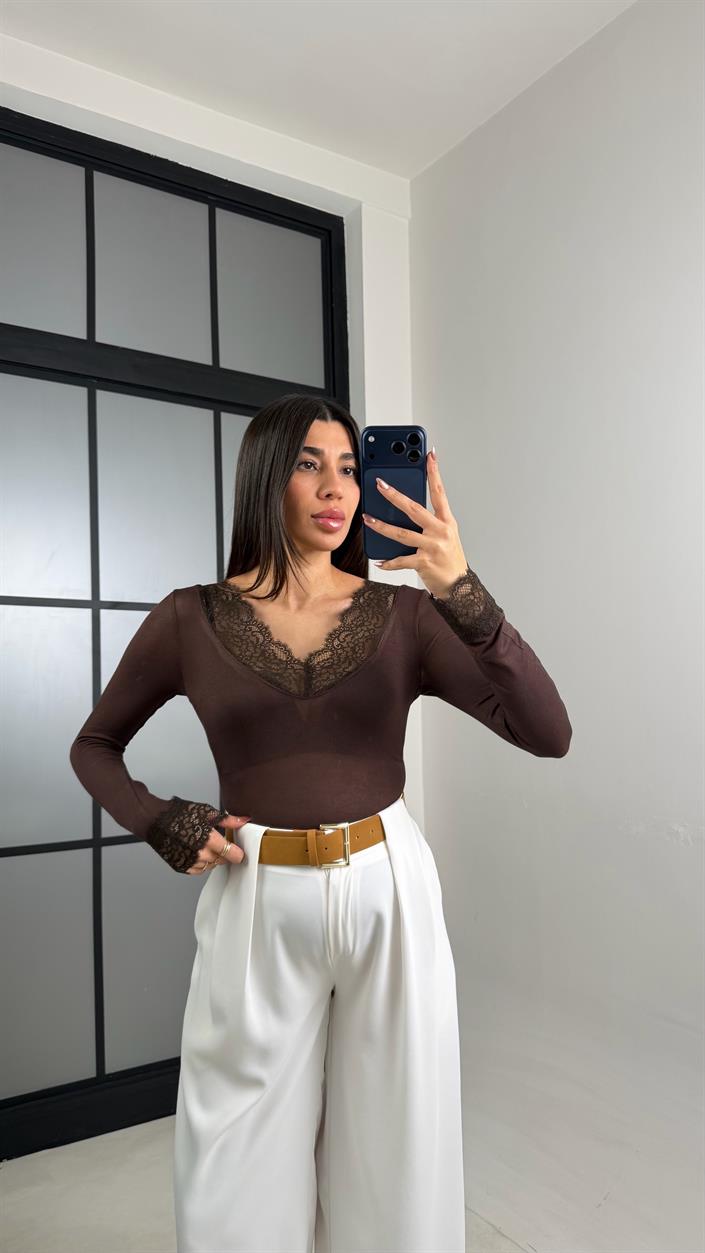 Acı Kahve Dantel Detaylı Kaşmir Dokulu Bluz GAUS-01094