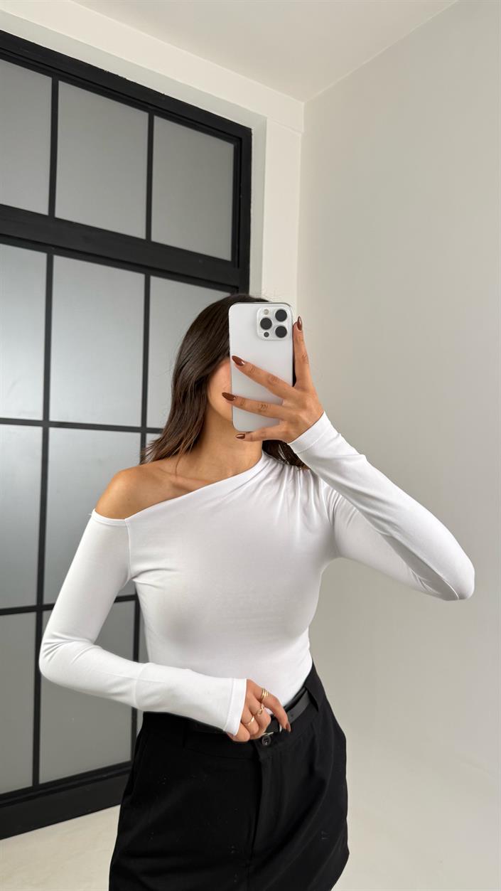 Beyaz Asimetrik Yaka Basic Bluz GAUS-00160