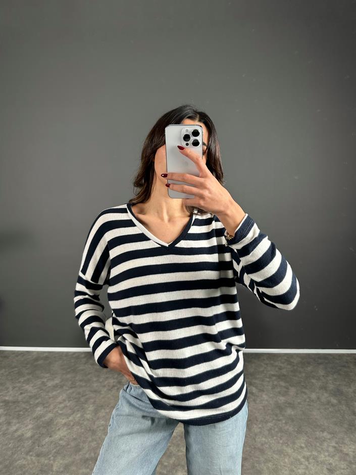 Yumoş Lacivert Çizgili Bluz 