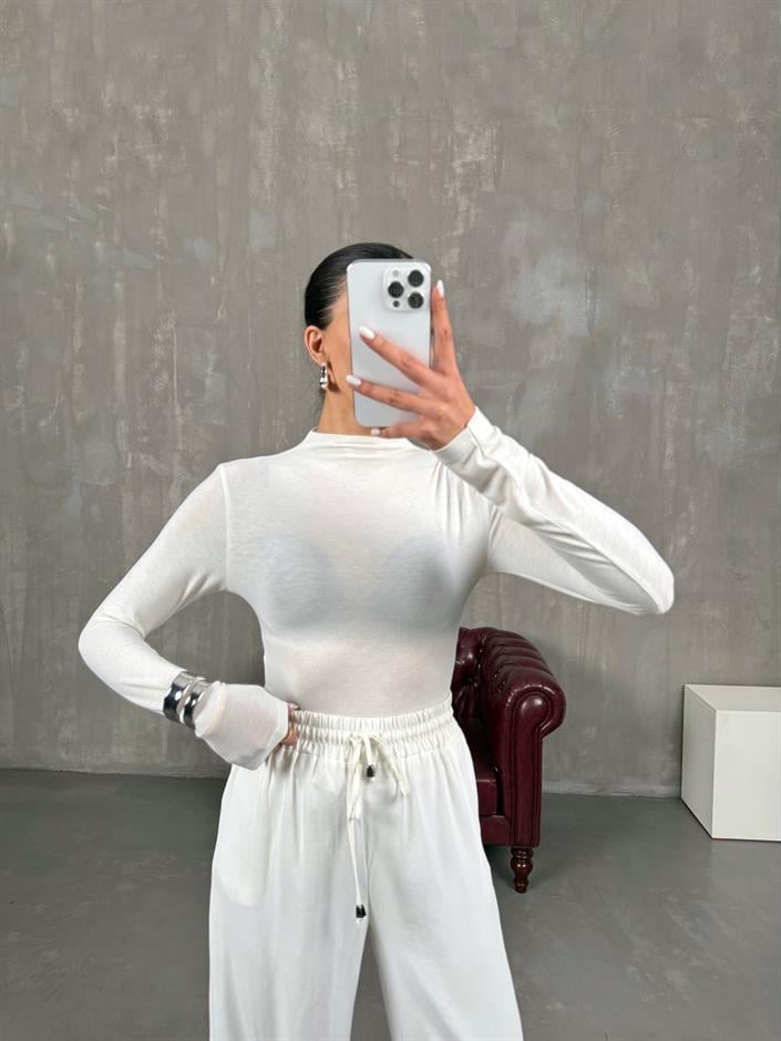 يودا بلوزة لون كريمي بنسيج كشمير وياقة نصف عالية