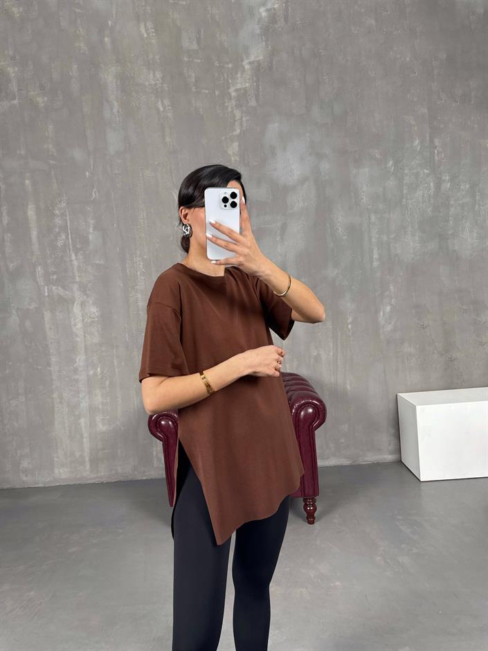 تيشيرت بني بياقة دائرية مع شق جانبي Gaus00045