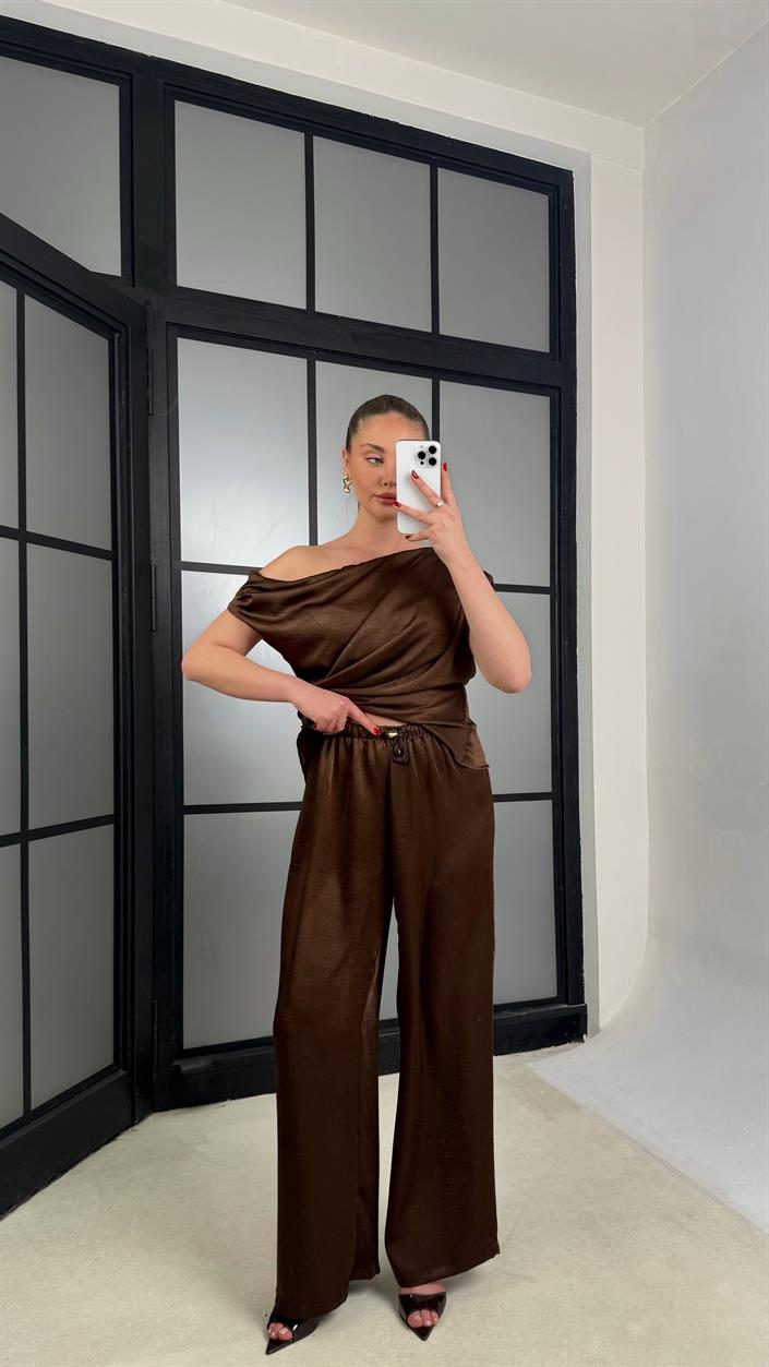 Kahve Gold Toka Detaylı Asimetrik Kesim Bluz Beli Lastikli Pantolon İkili Saten Takım GAUS-01252