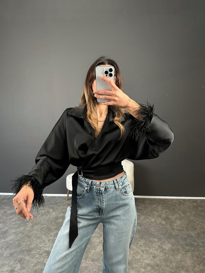 Siyah Kolları Tüylü Saten Bluz