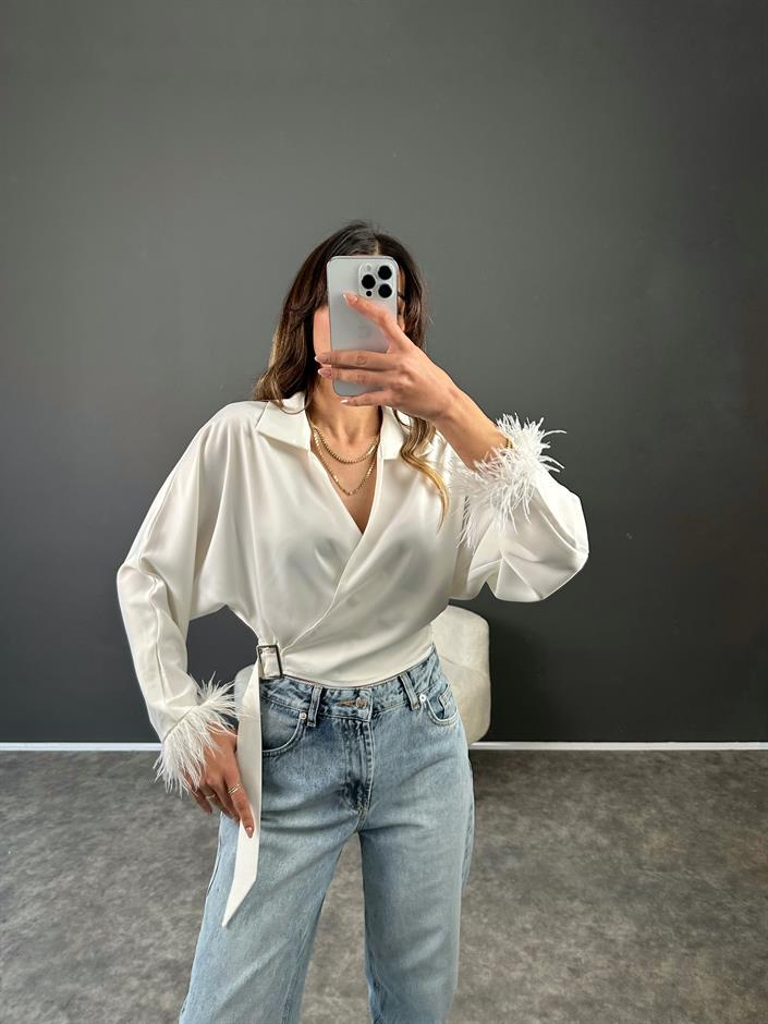 Beyaz Kolları Tüylü Saten Bluz 