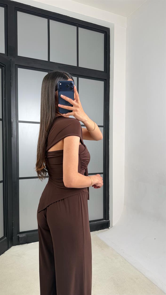 Acı Kahve Asimetrik Bağlama Detaylı Bluz Beli Lastikli Pantolon Sandy Kumaş Takım GAUS-01509