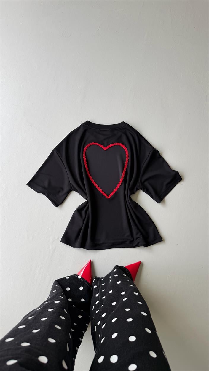 Siyah Sırt Kalp Nakışlı Tasarım Tshirt GAUS-01647