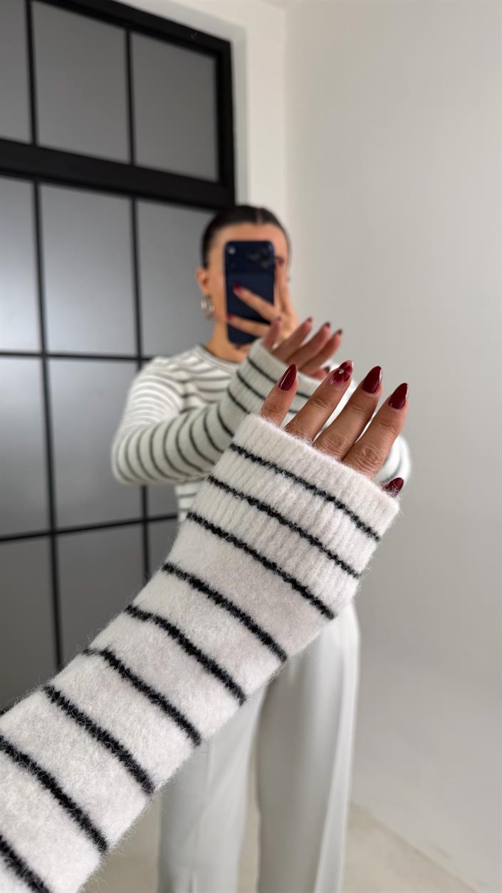 Beyaz Çizgili Yumuşak Dokulu Kazak GAUS-00693