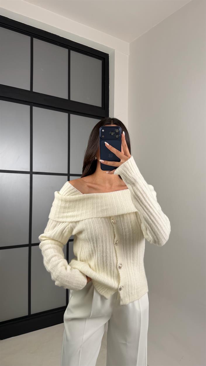 Ekru Madonna Yaka Düğmeli Triko Kazak GAUS-00612