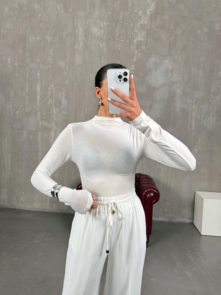 يودا بلوزة لون كريمي بنسيج كشمير وياقة نصف عالية