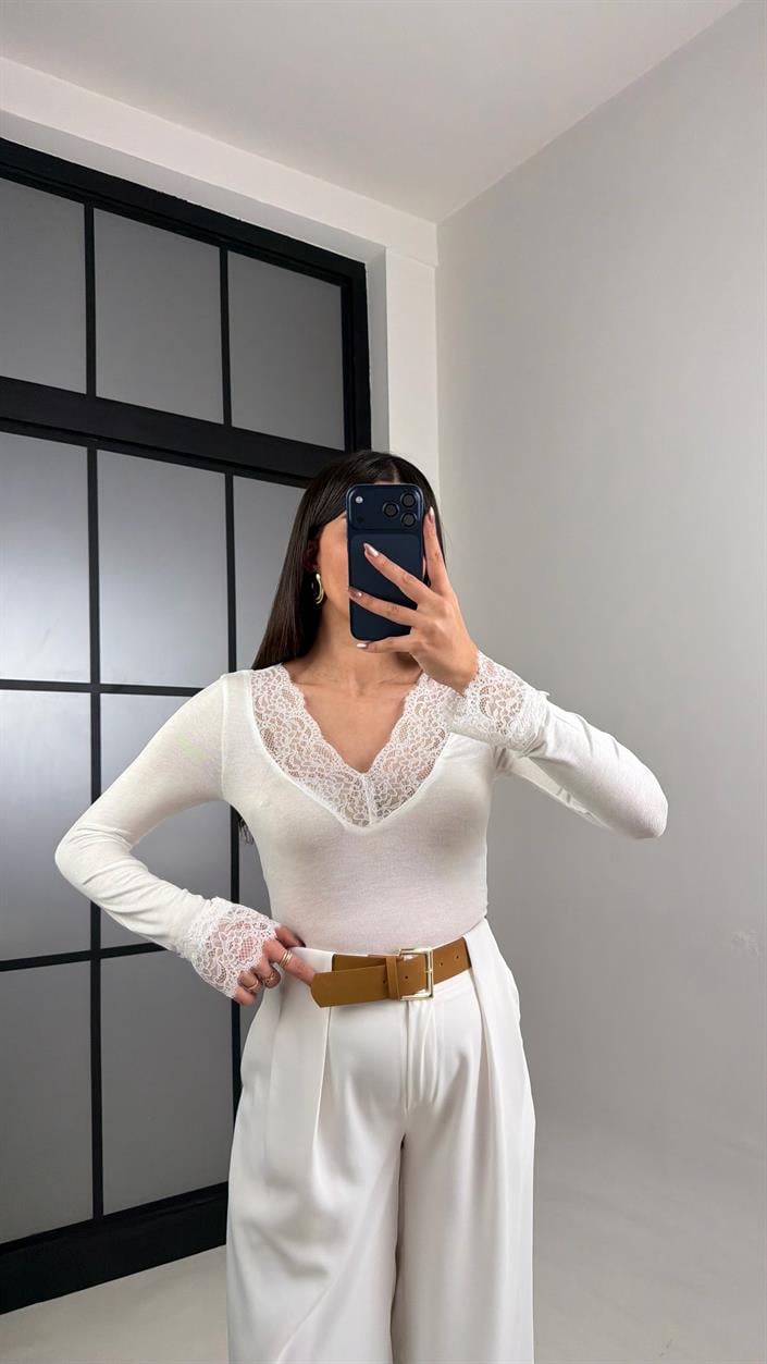 Beyaz Dantel Detaylı Kaşmir Dokulu Bluz GAUS-01094