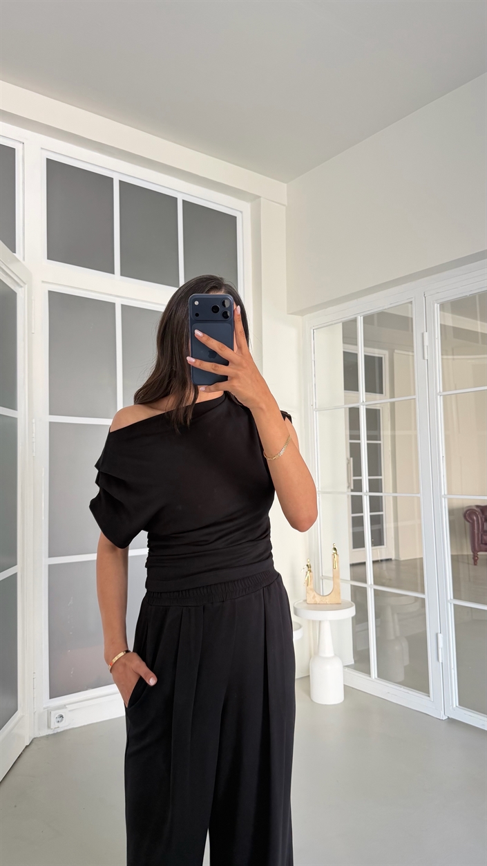 Siyah Kayık Yaka Bluz Beli Lastikli Pantolon İkili Modal Takım GAUS-01718