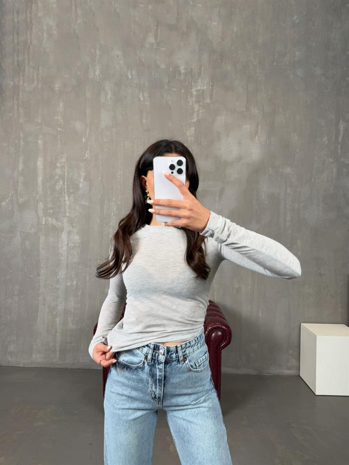 ميدي بلوزة لون رمادي ‎شفافة قليلاً بياقة دائرية