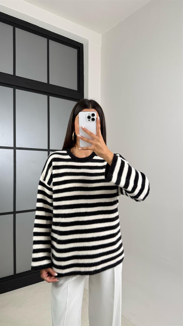 Beyaz Siyah Çizgili Yumuşak Dokulu Kazak GAUS-00467