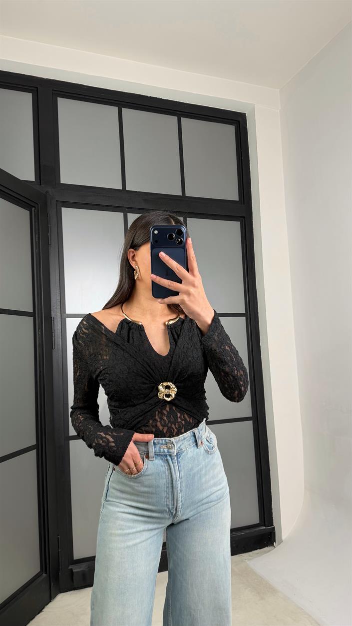 Siyah Kolye Detaylı Dantelli Bluz GAUS-01293