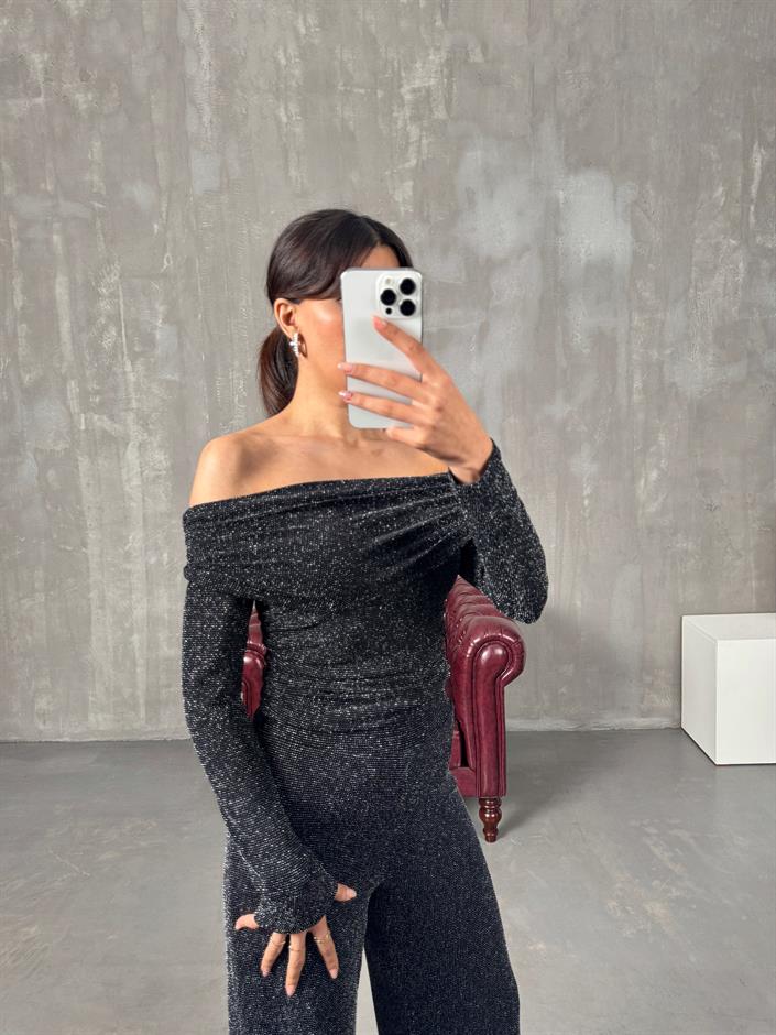 لارا بلوزة سوداء بترتر وياقة مادونا