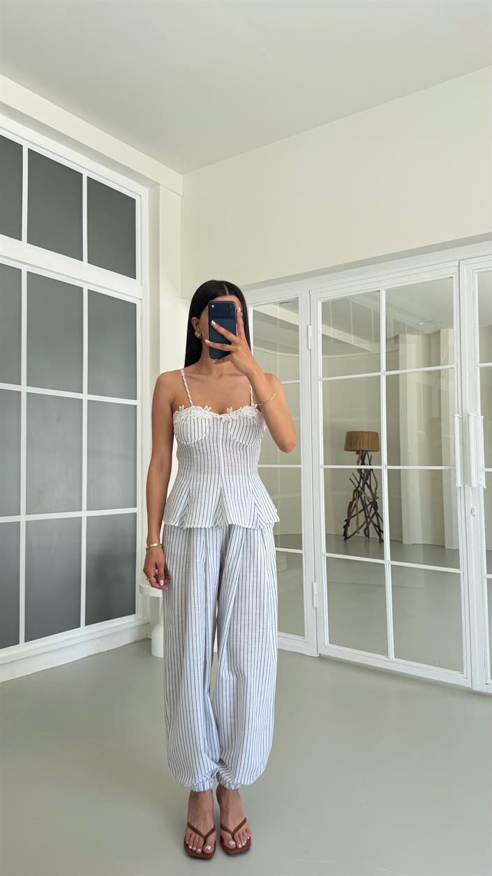 Beyaz Ayarlanabilir Askılı Pedli Crop Beli Lastikli Pantolon Çizgili Takım GAUS-01654