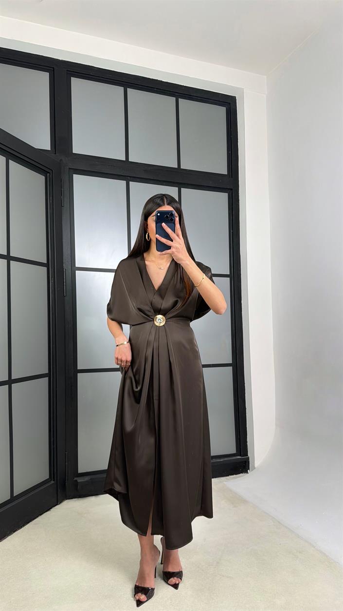 Acı Kahve Gold Toka Detaylı Kuşaklı Saten Elbise GAUS-01281