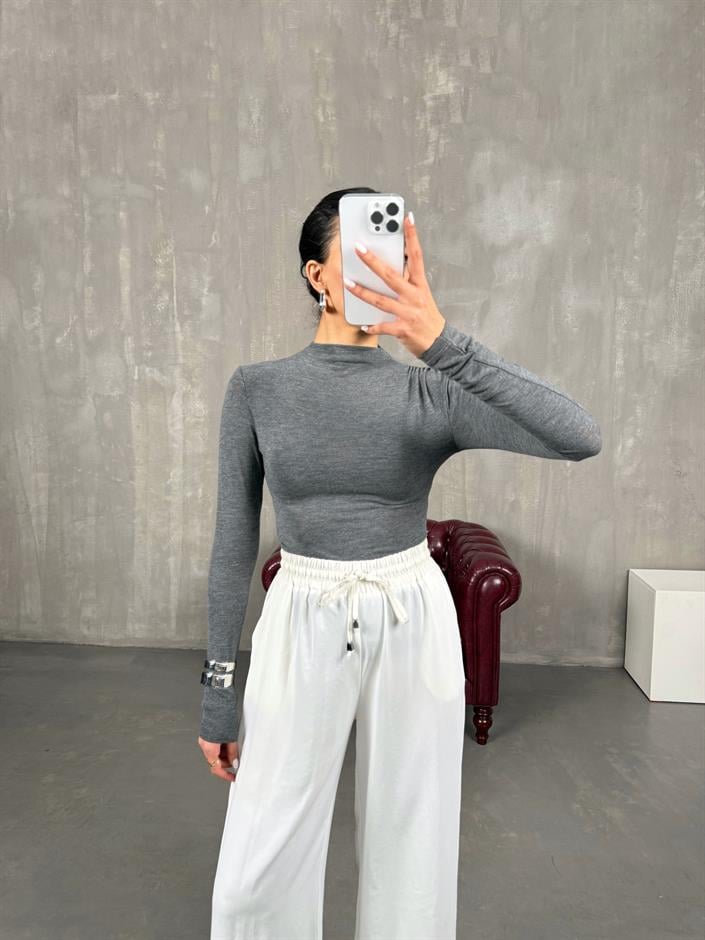 يودا بلوزة لون أنثراسايت بنسيج كشمير وياقة نصف عالية