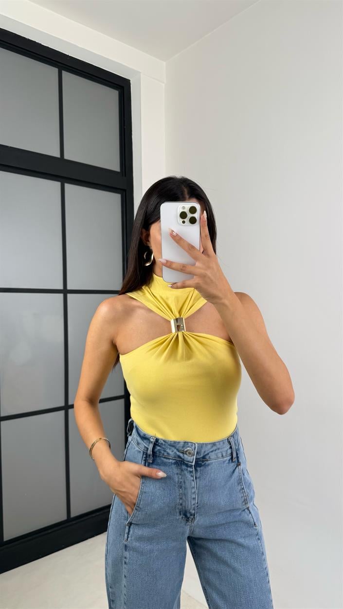 Sarı Sıfır Kol Gold Toka Detaylı Bluz GAUS-0098