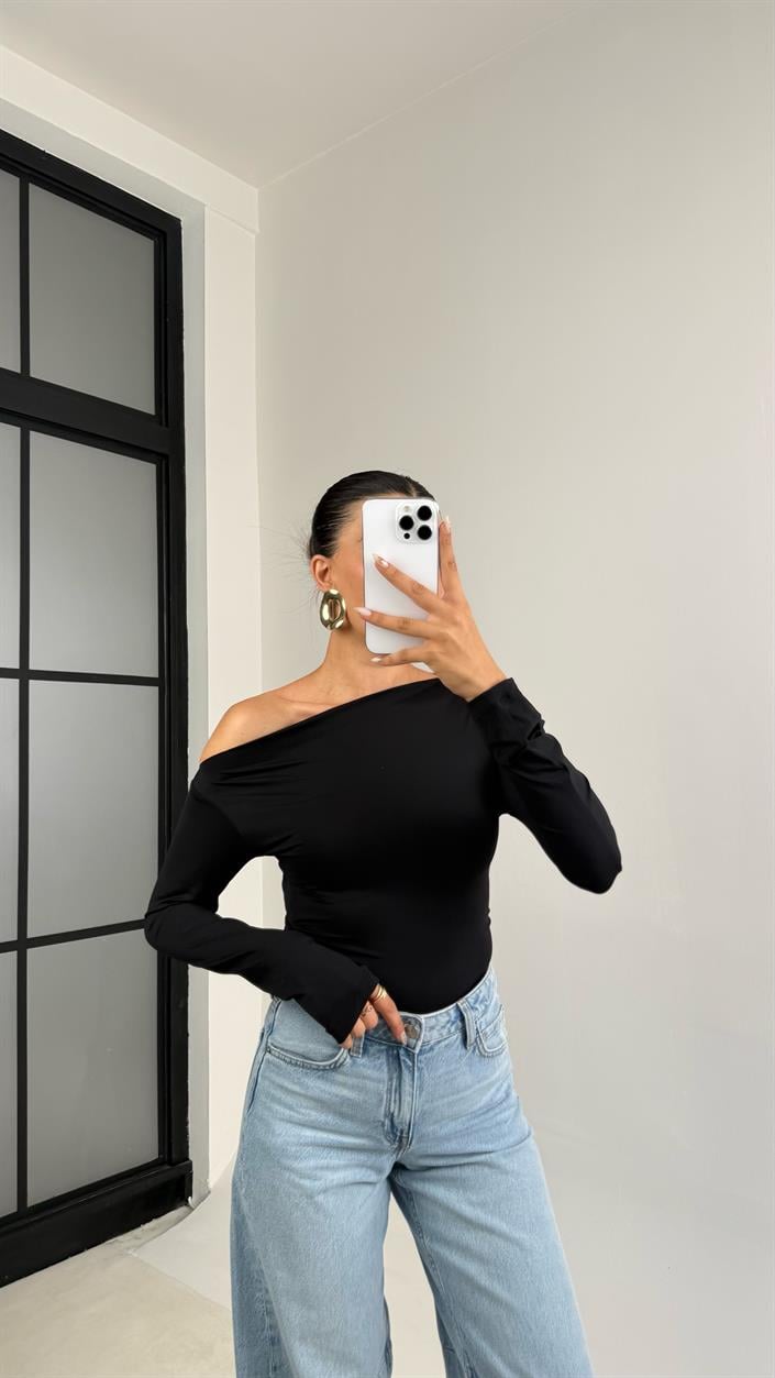 Siyah Omuz Dekolteli Yan Büzgülü Sandy Kumaş Bluz GAUS-0066