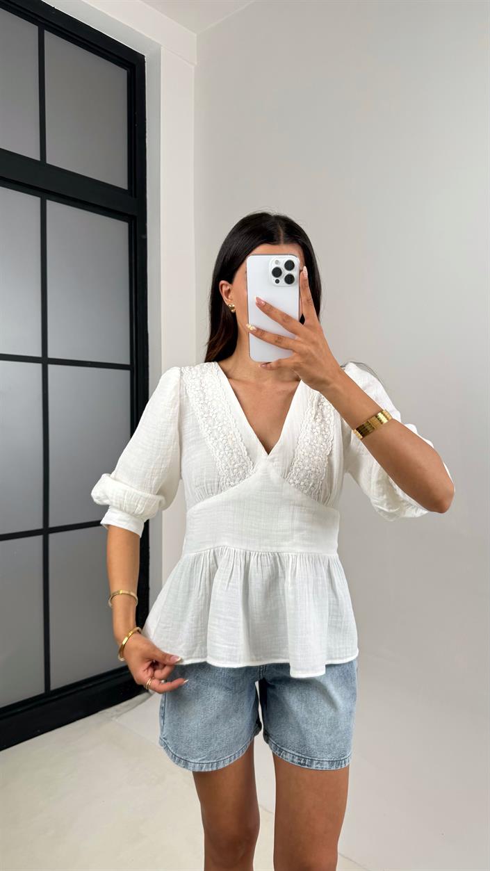 Beyaz V Yaka Balon Kol Yaka Dantel İşlemeli Müslin Bluz Gaus00688 