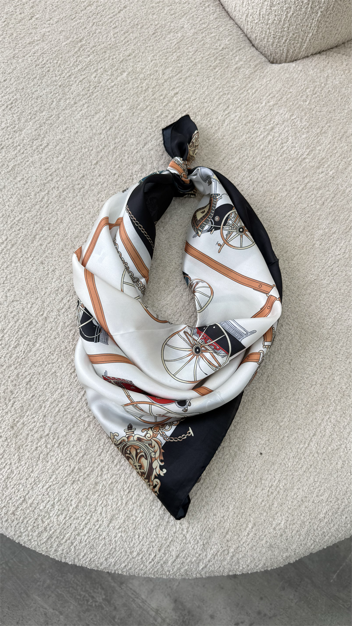 Siyah At Arabası Desenli Fular GAUS-00337