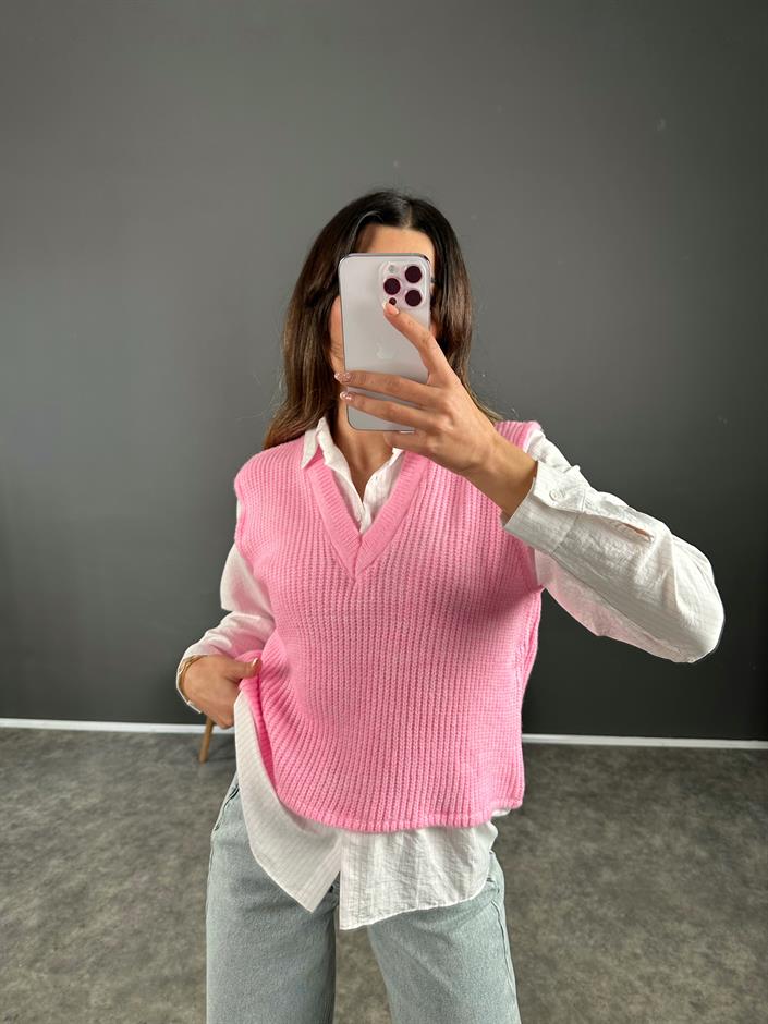 Pembe Süveterli Çizgili Gömlek 