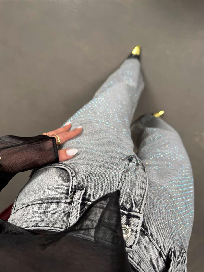 Reya Gri Taşlı Kesik Paça Jean
