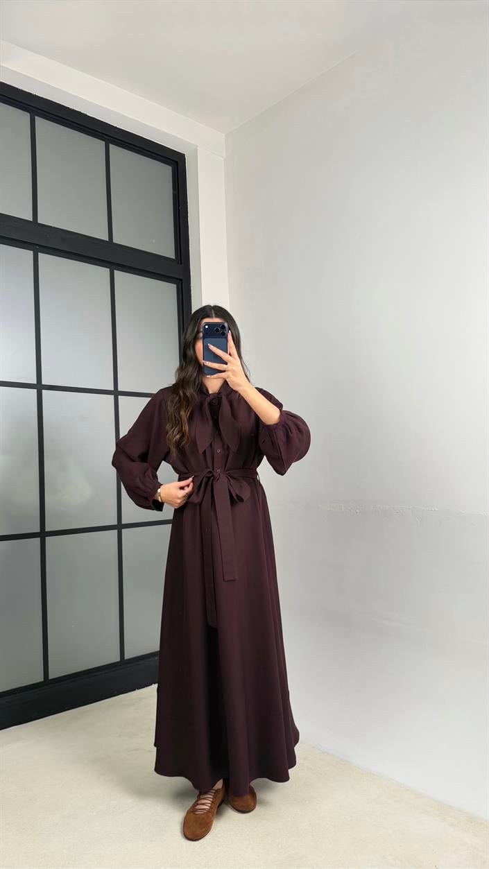 Mürdüm Fular Detaylı Kuşaklı İthal Kumaş Elbise GAUS-01155