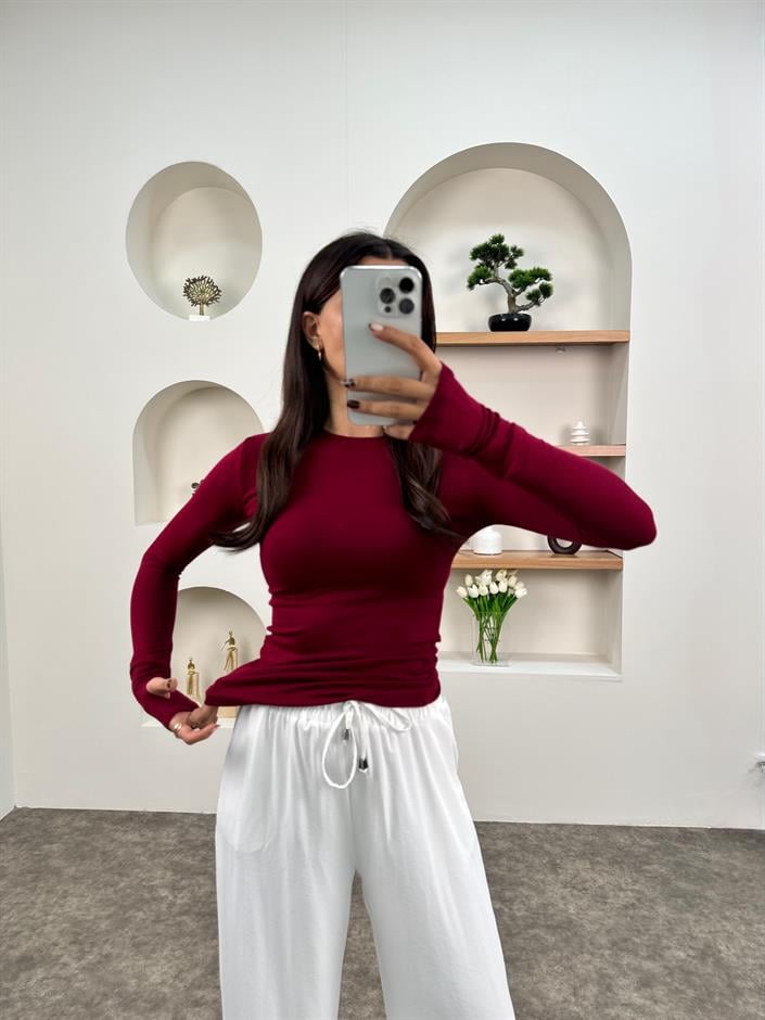 أودري بلوزة بوردو قماش أويس مودال بتفصيل يد وياقة دائرية