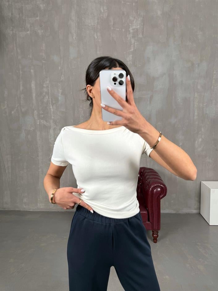 Nira Krem Kayık Yaka Tshirt