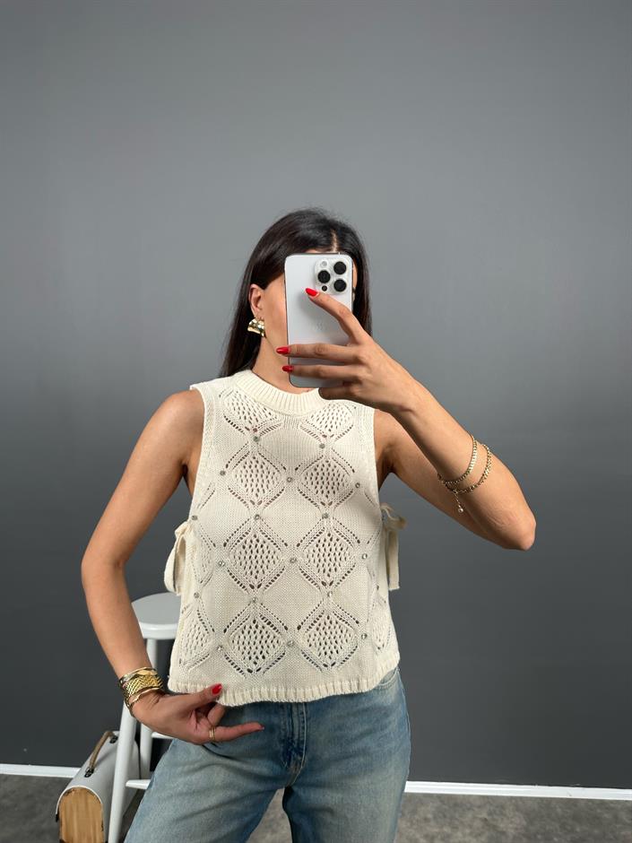 ZR Model Ekru Yandan Bağlamalı Taşlı Örme Triko Sıfır Kol Bluz 