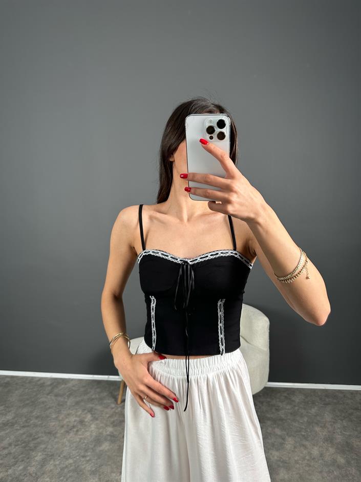 Siyah Askılı Fiyonklu Crop