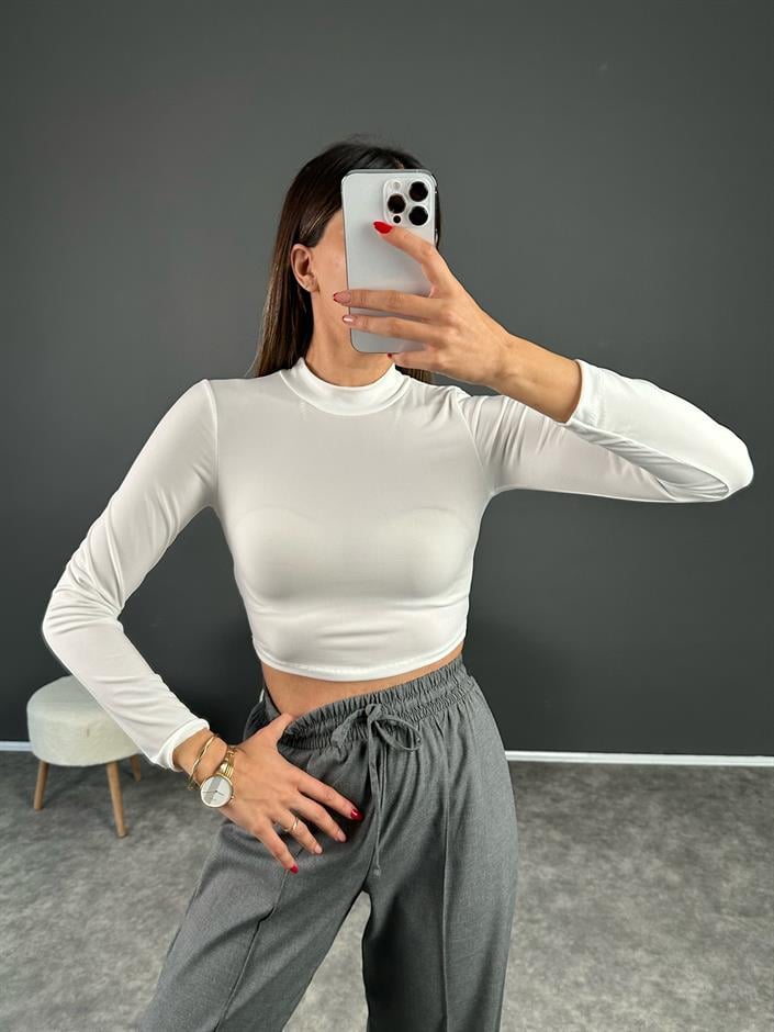 كروب أبيض بياقة مرتفعة