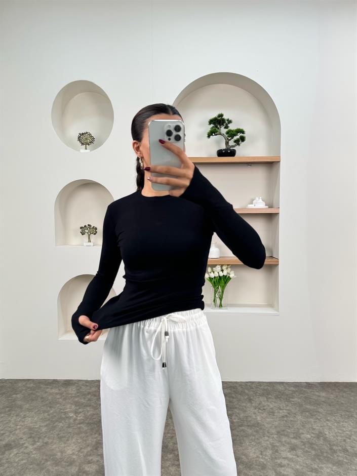 أودري بلوزة سوداء قماش أويس مودال بتفصيل يد وياقة دائرية