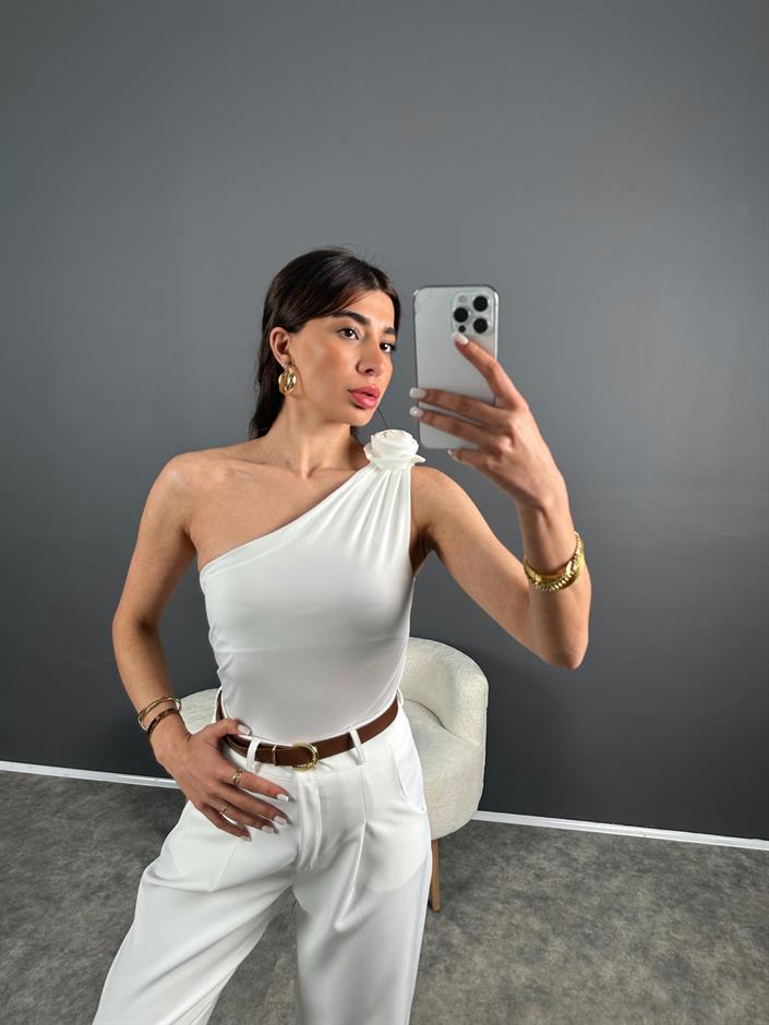 Beyaz Tek Omuz Gül Detaylı Bluz