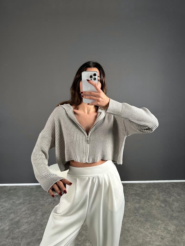 جاكيت قصير رمادي بغطاء للرأس وسحاب 