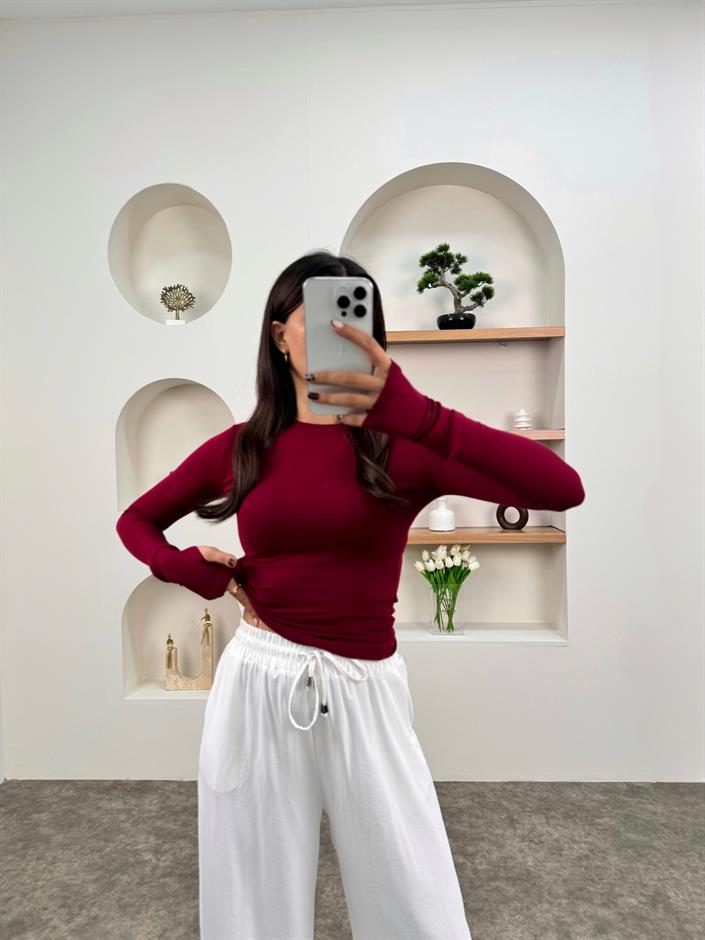 أودري بلوزة بوردو قماش أويس مودال بتفصيل يد وياقة دائرية