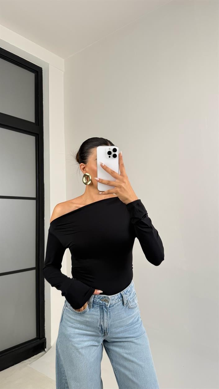 Siyah Omuz Dekolteli Yan Büzgülü Sandy Kumaş Bluz GAUS-0066