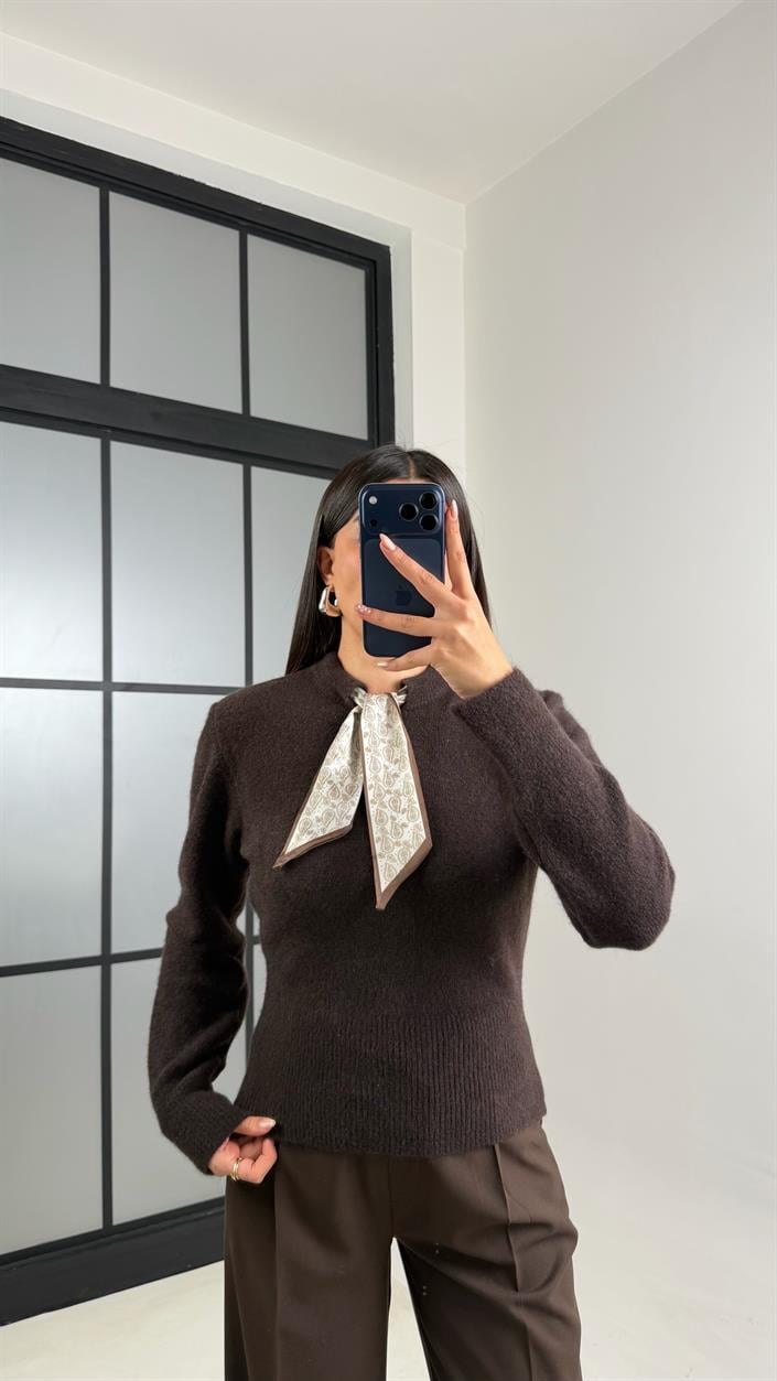 Acı Kahve Fular Detaylı Triko Kazak GAUS-00830